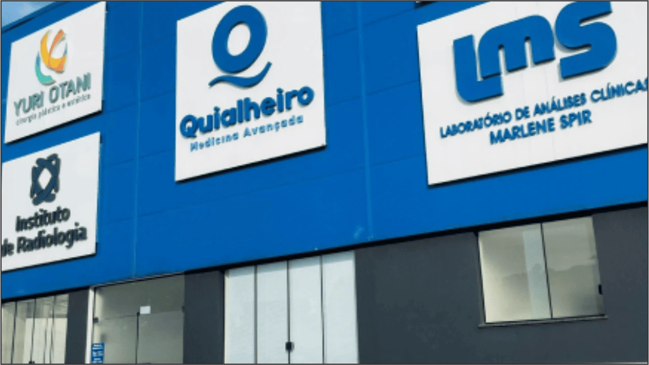 Fachada de centro de saúde com logotipos de empresas